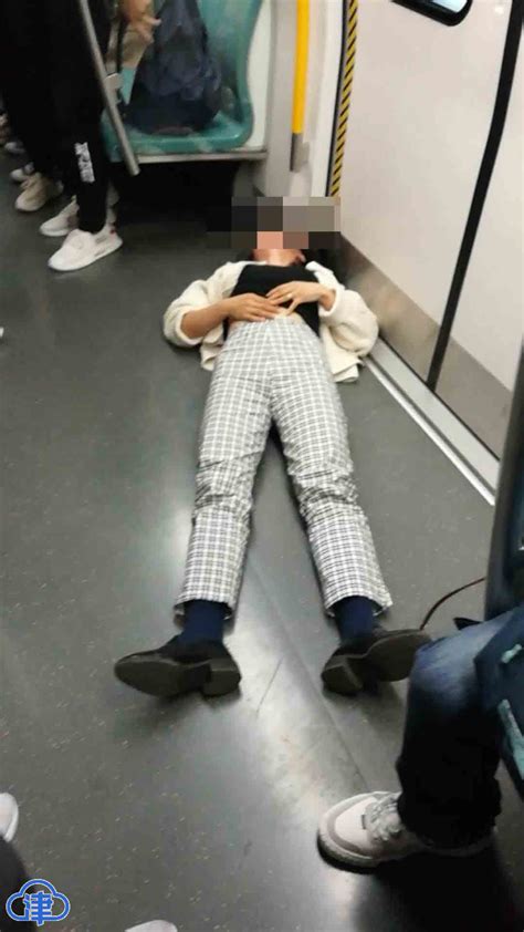 北京地铁一男子晕倒