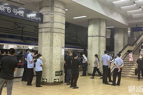 北京地铁二号线乘客翻铁轨身亡