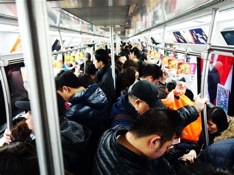北京地铁列车乘客全部下车
