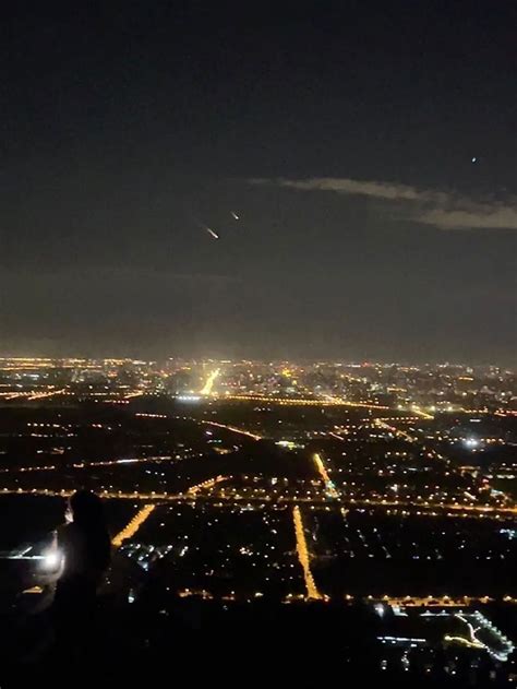 北京夜空出现绿色火流星