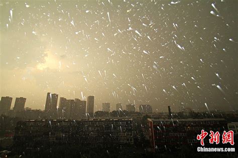 北京暴雨与晚霞同现天空