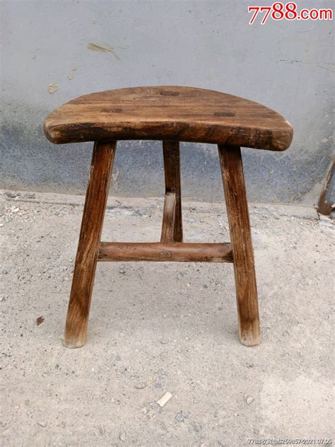 半圆的木椅