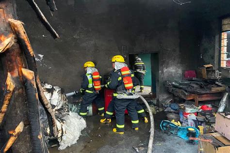 南京22楼事件消防员救火