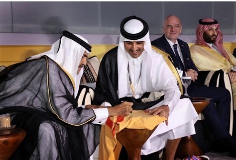 卡塔尔国王在球场也不用自己走路