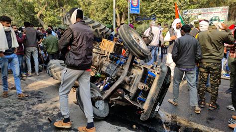 印度一辆拖拉机发生事故