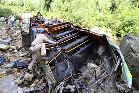 印度北部一大巴坠落山谷致25死