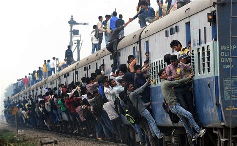 印度火车头脱轨一千多人尖叫