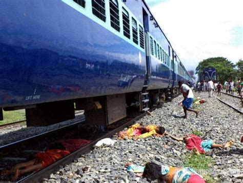 印度火车撞工人视频