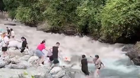 四川彭州山洪三人被救视频
