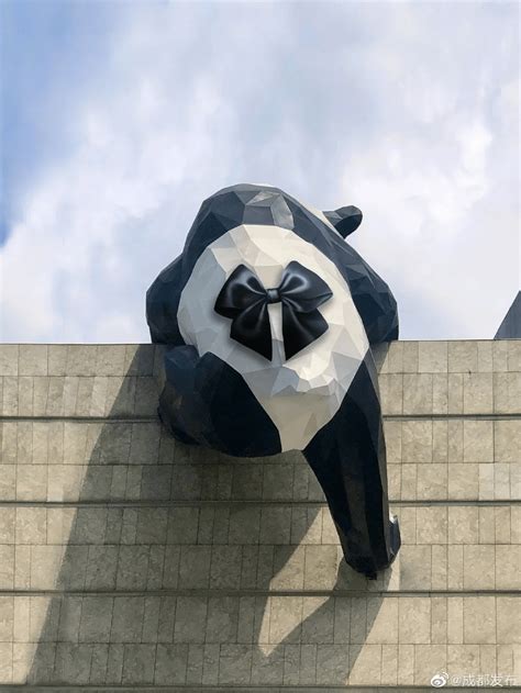 四川爬墙熊猫雕塑图片