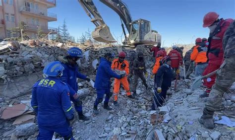 土耳其坍塌被困救援队