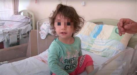 土耳其2岁女童咬死蛇