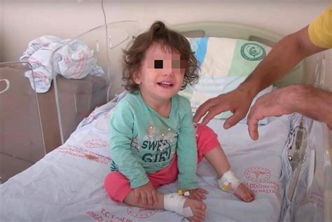 土耳其2岁女童追咬后咬死蛇