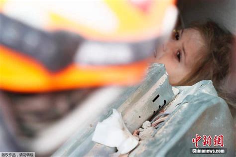 土耳其4岁女孩被困废墟