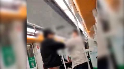 地铁两男子互殴 一人戴着眼镜