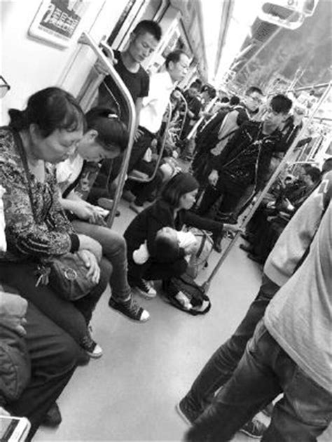 地铁里女人抱孩子没人让座