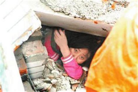 地震六岁女孩自救