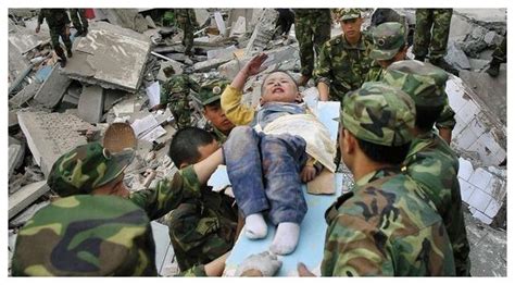 地震被救的小孩