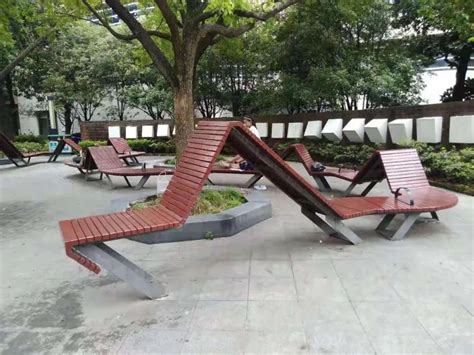 城市街道应增加休息椅