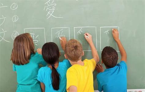 外国小孩子在学校学中文吗
