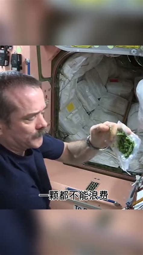 外太空宇航员进食怎么咽下去