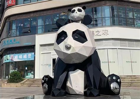 多边形熊猫雕塑