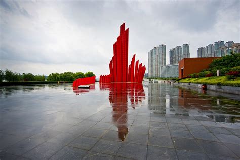 大型红色主题雕塑