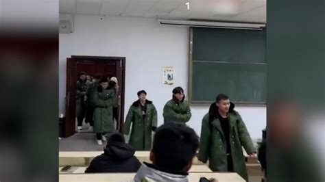 大学生穿军大衣到底有多离谱