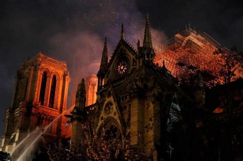 大火中的巴黎圣母院