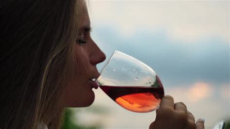 女人什么时候喝葡萄酒比较好
