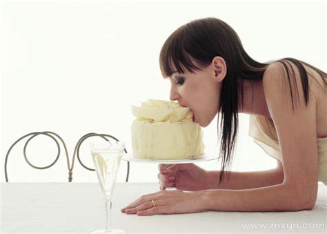 女人梦见吃蛋糕预示啥