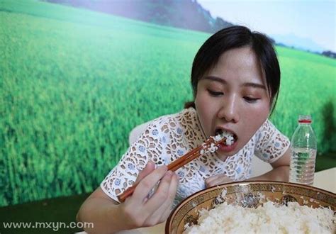 女人梦见自己吃米饭