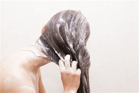女人梦见自己洗头发