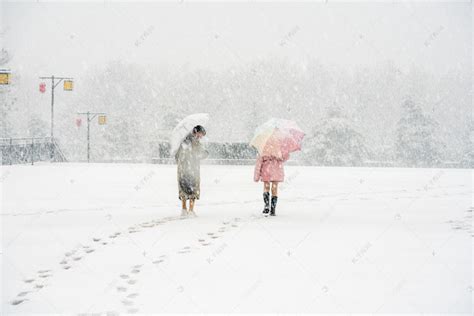 女人梦见走在雪地上