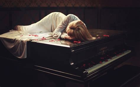 女人躺在钢琴上的电影