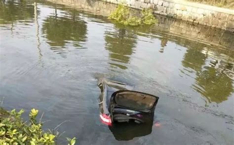 女司机开车坠湖死亡