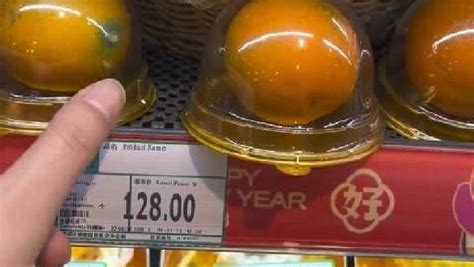 女子发现超市一个橙子卖128元