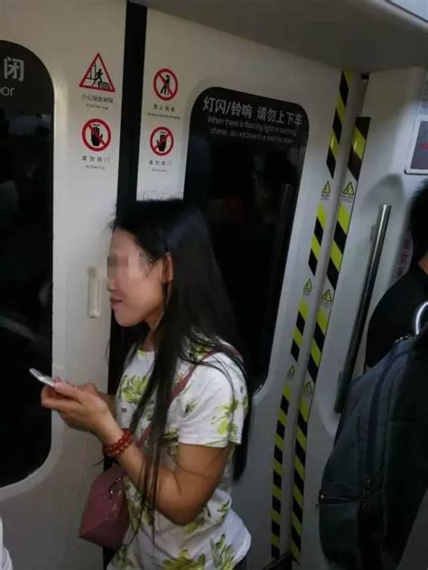 女子在地铁推销被警方控制