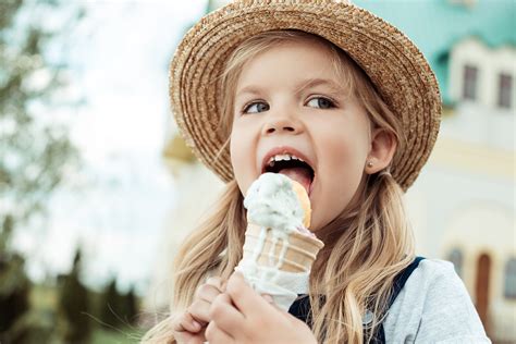 女孩梦中吃冰淇淋被拍下