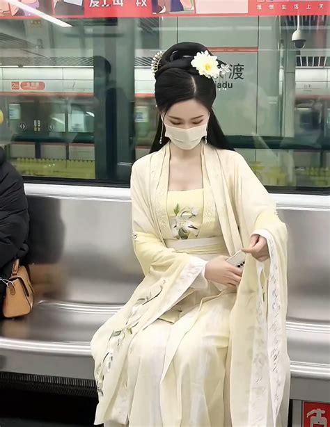 女孩穿汉服乘地铁颜值惊艳众人