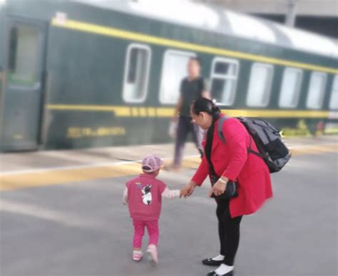 奶奶带孩子坐火车孩子丢火车站