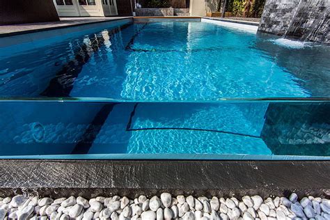 定制钢化玻璃游泳池