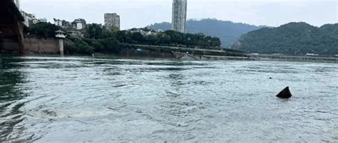 宜宾河边被水冲走