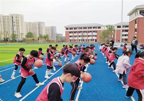 小学体育小篮球原地运球