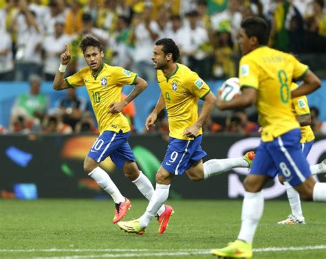 巴西队几个人在球场庆祝