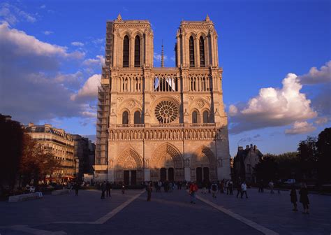 巴黎圣母院故事主要内容
