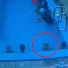 广东一男孩被泳池排水口拖入水中