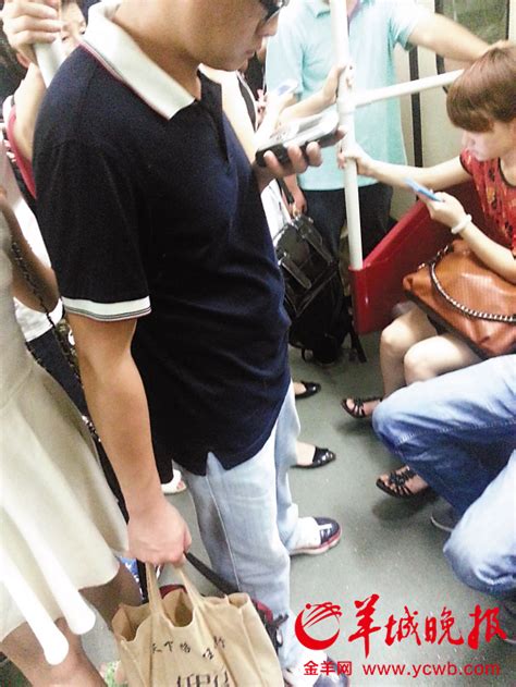 广州地铁偷拍被旁人发现