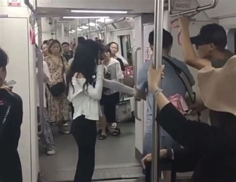 广州地铁大妈说女孩偷拍