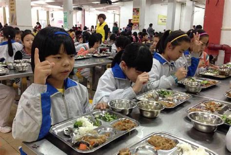 广西北海一中学生吃饭